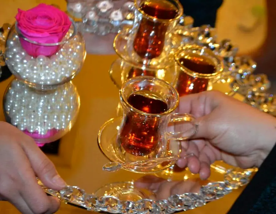 صبّ الشاي على الصينية